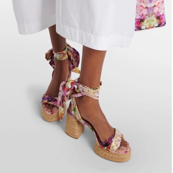 Christian Louboutin
Mariza Du Desert Ankle-Wrap Sandals
Size 38 - Picture 5 of 11